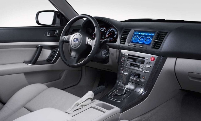 Belle présentation et équipement complet pour la Subaru Legacy 3.0R 2004, même si le volant ne se règle pas en profondeur.