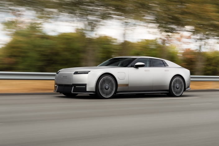 Jaguar annonce un Cx de 0,23 mais ne précise pas le sCX. L’autonomie sur autoroute dépasserait les 500 km d’après le constructeur