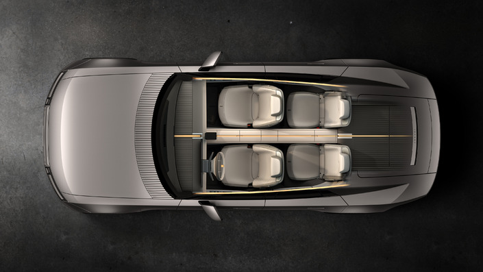 Heureusement qu’il y a un pack de batteries « creusé » au niveau des pieds des passagers arrière. La Jaguar Type 01 s’apparente plutôt à un gros coupé 2 + 2 à quatre portes.