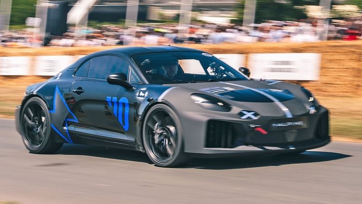On a vu l’un des prototypes de développement de l’Alpine A110 électrique lors de la manifestation sportive du Goodwood Festival of Speed. Ce prototype qui n’affiche pas le style de la future A110 utilise cependant la base technique 800 volts qui se nomme APP (pour Alpine Performance Platform), prévue pour la future A110 électrique.