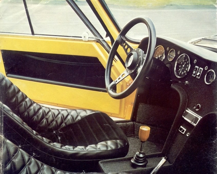 Cockpit spartiateb et totalement dédié au sport pour la CG 1200S, équipée de deux baquets et d'une instrumentation complète.