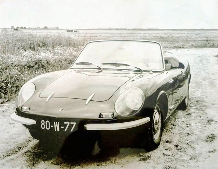Dessinée en interne en 1965, la jolie CG Spider 1000 est présentée au salon de Paris 1966.