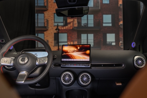 L’écran central inédit présente une bonne résolution. La version de base ne comprendra pas la navigation.