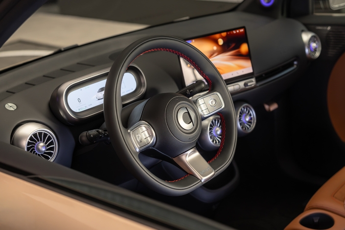 L’intérieur est sobre, spacieux et bien fini. La planche de bord en forme de S, optimise l’espace aux jambes. Dans cette version Premium, à 24 490 €, elle est recouverte d’un cuir synthétique de bonne qualité.