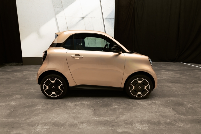 Longue de 2, 75 m, la Smart #2 est électrique. Elle annonce une puissance de 80 ch et une autonomie mixte de 290 km (en cours d’homologation)