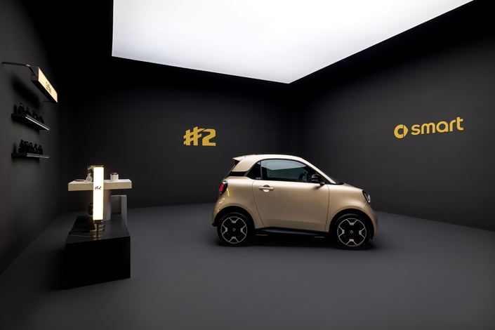 Toutes les versions de la Smart #2 sont équipées d’une prise DC permettant de se charger sur une borne rapide. La puissance maxi de 65 kW. En AC, le chargeur de base est de 7,4 kW et 11 kW pour les versions Pure + et Premium.