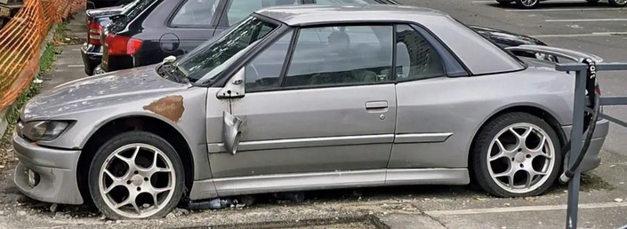 Cette Peugeot 306 Cabriolet Dimma abandonnée est un véritable vestige du tuning des années 2000