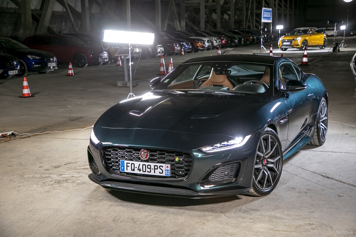 La Jaguar F-Type a gagné un regard particulièrement agressif avec son restylage.