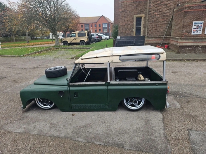 On a trouvé le boss de fin des Land Rover absurdes