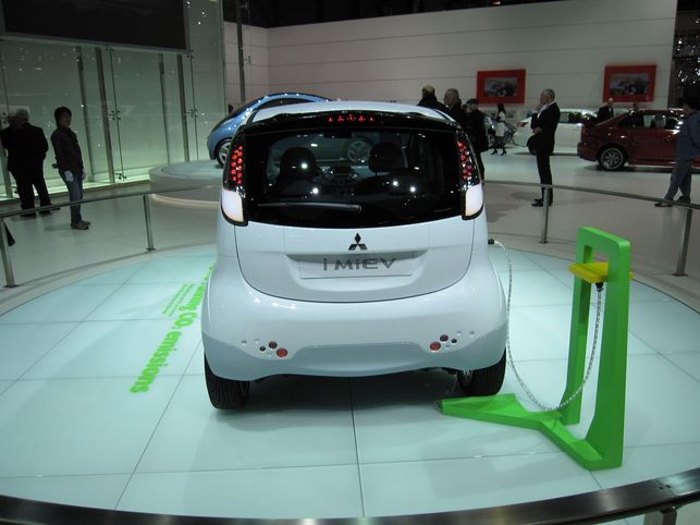 Stand Mitsubishi : l'i MiEV et le Concept i MiEV Sport Air