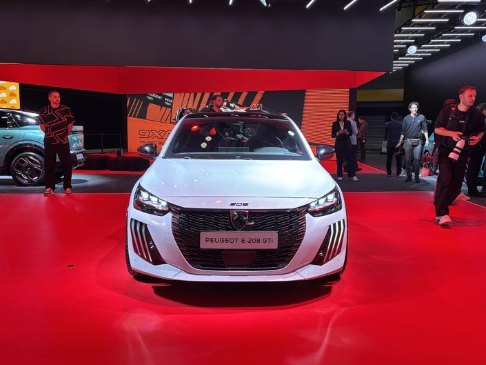 Fabriquée en Espagne aux côtés de la Lancia Ypsilon et l'Opel Corsa, la Peugeot E-208 GTi revendique 280 ch en mode Sport, 231 ch en mode normam et 190 ch en mode Eco.
