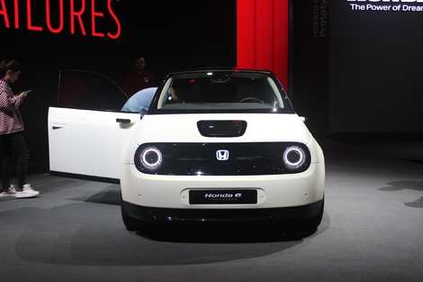 A l'avant, les feux de jours ronds à LED, le bandeau de calandre noir laqué, le logo Honda rétro-éclairé forment un ensemble séduisant.