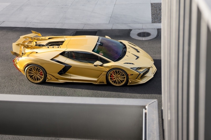Cette Lamborghini Revuelto dorée avait-elle besoin d’un kit aussi agressif ?