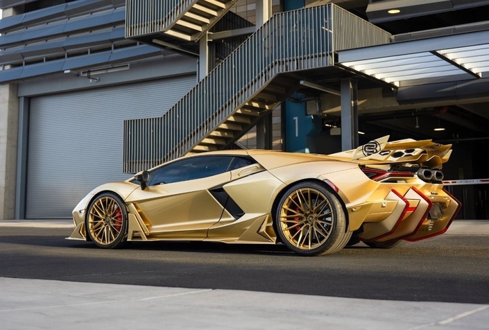 Cette Lamborghini Revuelto dorée avait-elle besoin d’un kit aussi agressif ?
