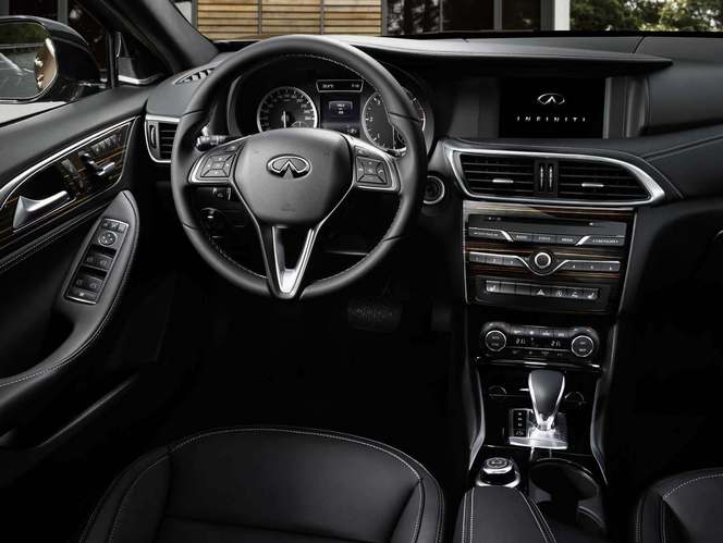 Salon de Francfort 2015 : Infiniti montre l'intérieur de la Q30