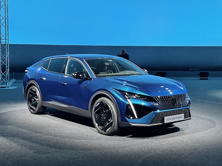 la Peugeot 408 entre berline SUVéisée et SUV coupé.