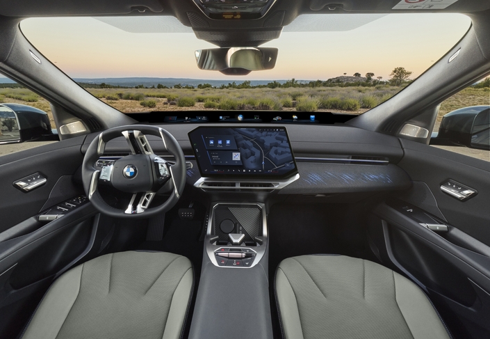 La planche de bord est identique à celle du ix3. Et le iX4 pourra se conduire « sans les mains » comme ce dernier sur l’autoroute avec son mode de conduite semi-autonome de niveau 2 +, imposant simplement de garder les yeux sur la route.