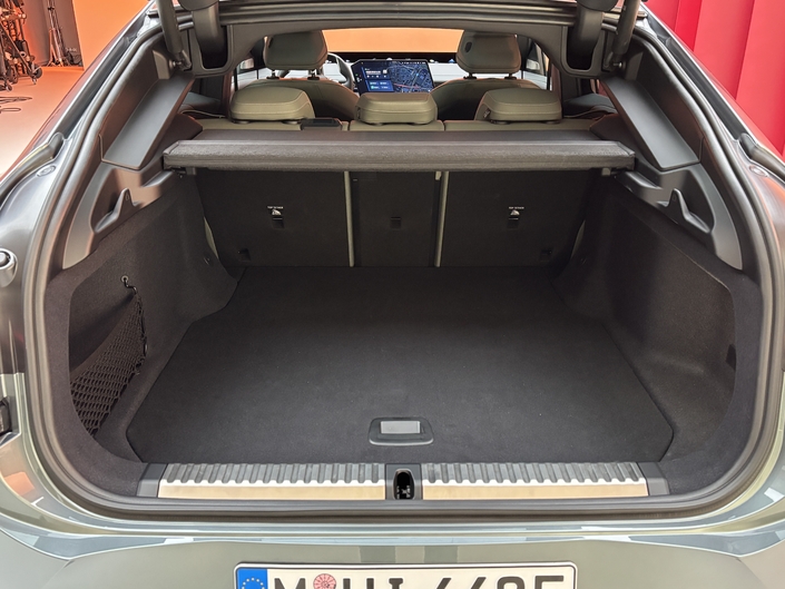 Le coffre promet 490 litres de volume, contre 520 litres pour le iX3.