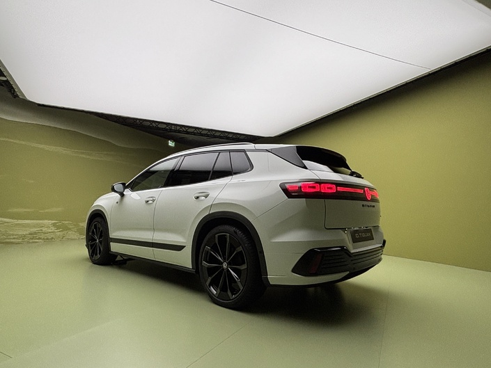 Les dimensions de l’ID. Tiguan sont proches de celles de l’ID.4 avec 4,62 m de long pour 1,86 m de large et 1,62 m de haut. Logique, s’agissant finalement d’un profond lifting.