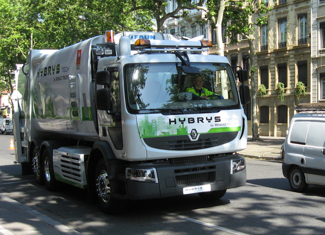 Renault Trucks va tester une benne à ordures ménagères hybride 