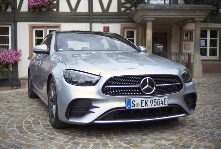 Mercedes Classe E (2020) : la voiture des notaires chausse les baskets