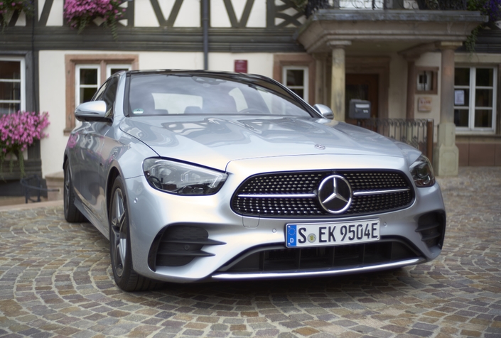 Mercedes Classe E (2020) : la voiture des notaires chausse les baskets