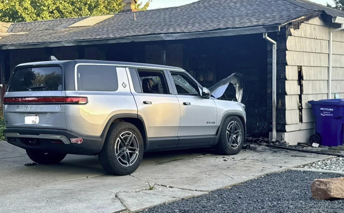 Il charge sa voiture avec une rallonge et met le feu à sa maison