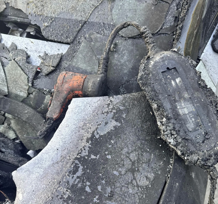 Il charge sa voiture avec une rallonge et met le feu à sa maison