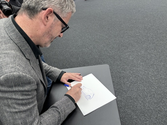 Esquisse de la 2CV au stylo à bille par Gilles Vidal. Il évoque la future version de série dans la vidéo: "on sera mieux que le concept car on aura eu plus de temps pour la développer."