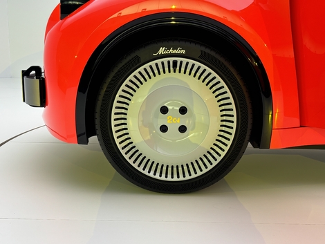 Citroën s’est associé à Michelin pour concevoir un pneu spécifique qui reprend le logo historique du manufacturier.