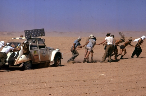La 2 CV était bonne à tout faire, même à traverser le désert !