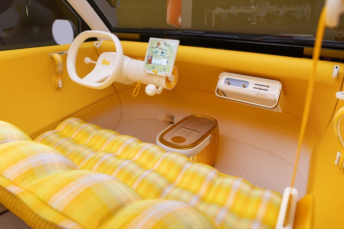 L’habitacle est très lumineux grâce à l’usage du blanc et du jaune. Pas de planche de bord ou même de console centrale, tout est conçu pour donner une impression d’espace à bord.