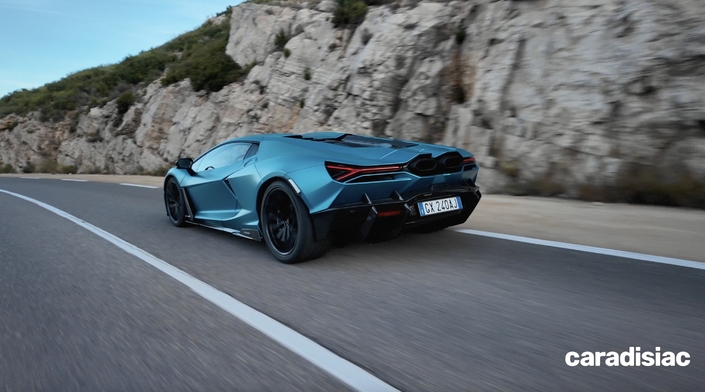 Peut-on dire que la Lamborghini Revuelto est une supercar ? D’après les chiffres de sa fiche technique, oui. Mais pas si se réfère au critère d’exclusivité…