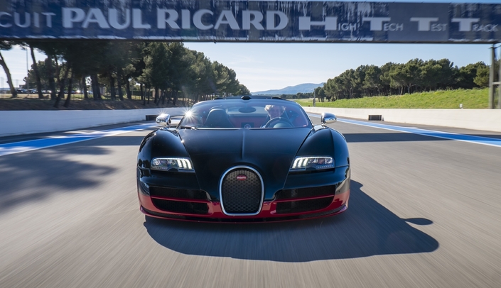 Peut-on dire que la Bugatti Veyron (ici en version Grand Sport Vitesse) a inventé le genre « hypercar » ?