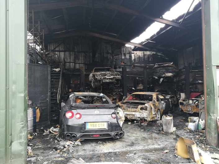 Un garage spécialiste de la Nissan GT-R prend feu, avec toutes les autos à l'intérieur