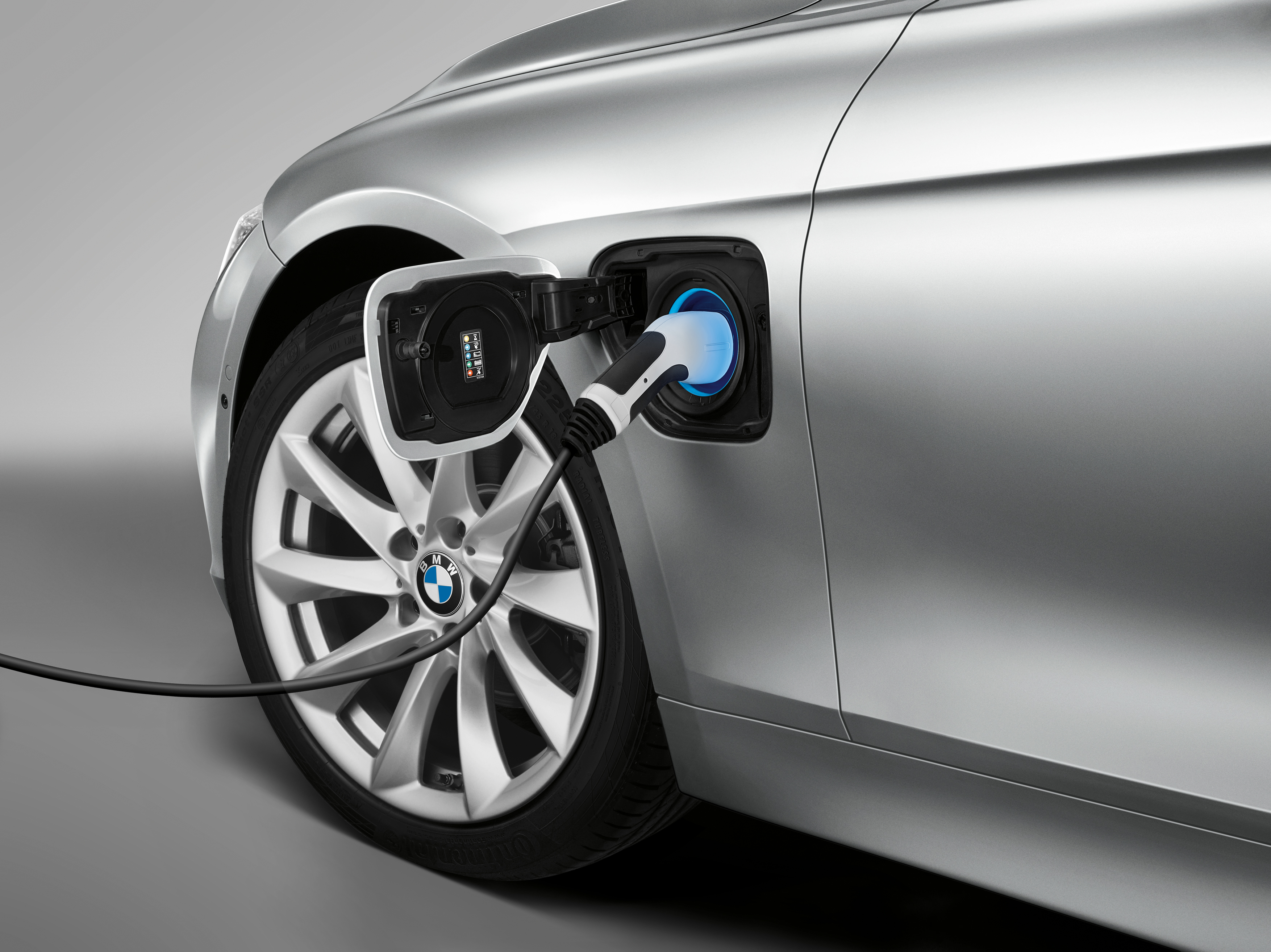 https://images.caradisiac.com/images/4/4/7/5/104475/S0-Salon-de-Francfort-2015-BMW-330e-puissante-et-frugale-360632.jpg