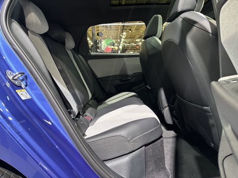 Les places arrière sont confortables au niveau des places latérales.