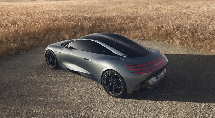 La silhouette s’inspire de très près de celle du Peugeot RCZ.