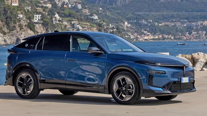 Les motorisations thermiques y compris lorsqu’elles sont hybridées seront de moins en moins présentes dans les ventes de voitures neuves en Europe. Malgré tout, les marques automobiles ne peuvent laisser de côté les clients qui ne peuvent ou ne veulent pas passer à l’électrique et c’est pour cela qu’une plateforme multi-énergies comme la STLA Medium qui équipe la nouvelle Lancia Gamma a été créée. Mais trop coûteuse à produire et trop lourde, elle est sans doute condamnée à céder sa place à la STLA One dans un futur plus ou moins proche.