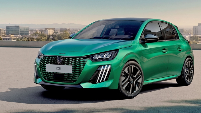L’actuelle Peugeot 208 va poursuivre sa carrière aux côtés de la nouvelle Peugeot E-208, qui bien qu’utilisant la nouvelle base STLA One multi-énergies ne sera disponible qu’en électrique. L’actuelle génération pourrait être restylée afin de se caler sur le style de la nouvelle venue et passer ainsi pour une nouvelle génération. Cela permettra à Peugeot de vendre encore des Peugeot 208 avec des motorisations thermiques hybridées.