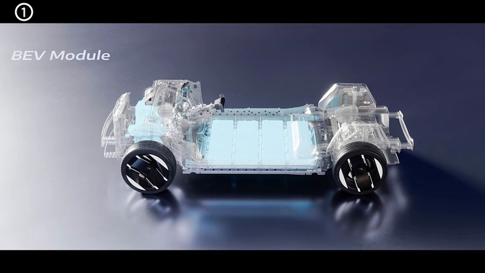 Voici en trois photos ce que représente la nouvelle plateforme STLA One.(1) Tout d’abord il s’agit d’une base technique électrique à architecture 800 volts pour les futurs modèles électriques.(2) Mais il s’agit également une base capable d’accueillir des motorisations hybrides.(3) Enfin, c’est une base technique modulable capable de recevoir des carrosseries de berlines, de minivans ou de SUV. Et ceux-ci peuvent être urbains, compacts ou familiaux.