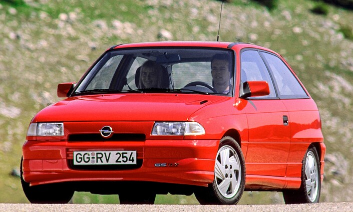Principale qualité de l'Opel Astra GSI 16v ? Son moteur de 150 ch, débordant à la fois de santé et des capacités du train avant...