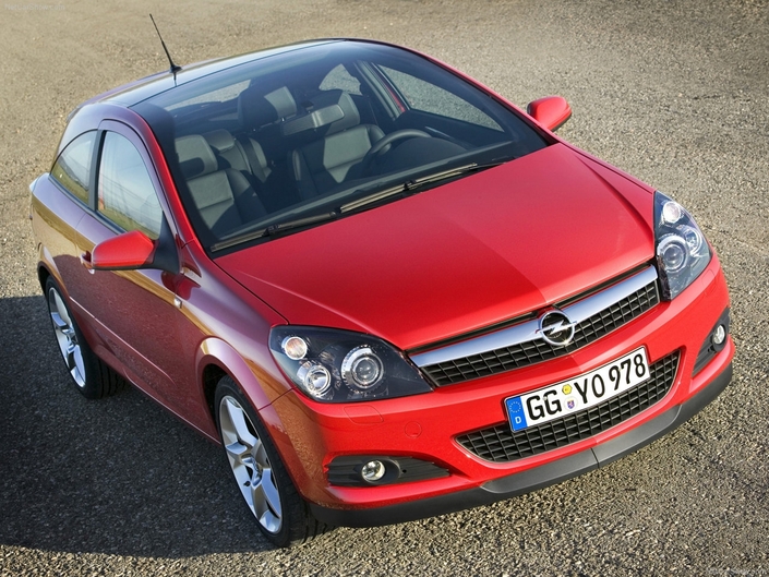 Début 2007, l'Ope Astra GTC bénéficie d'un très léger restylage, touchant notamment à la grille de calandre. Ici avec le pare-brise panoramique.