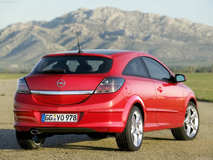 Peu de changements à l'arrière de l'Opel Astra GTC en 2007.