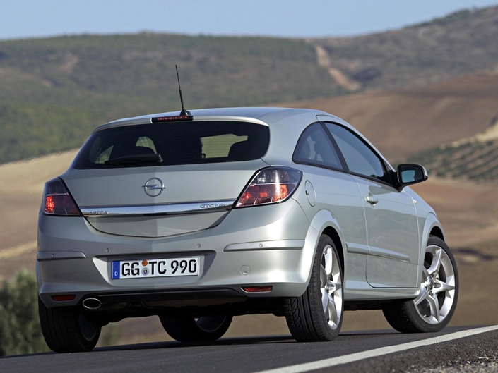 Poupe très dynamique pour l'Opel Astra GTC en 2005. Mais l'ouverture du coffre demeure très étroite.
