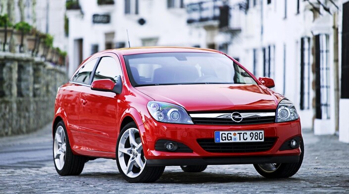Présentée au Mondial de Paris 2004 et commercialisée début 2005, l'Opel Astra GTC bénéficie d'une carrosserie sensiblement différente de celle de la berline 5 portes.