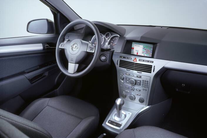 Présentation sérieuse et bonne finition pour l'Opel Astra GTC turbo, ici en 2006. Le GPS est en option, ce dont on se passe allègrement à l'heure actuelle, le système étant dépassé.