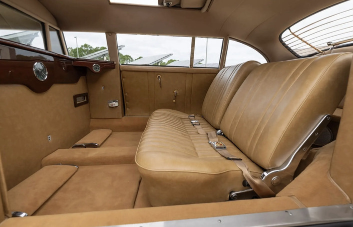 La limousine la plus mignonne du monde porte un badge Porsche
