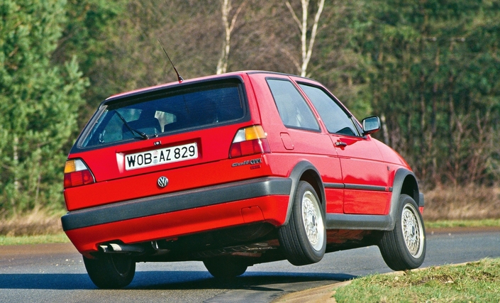 Oui, la VW Golf GTI G60 lève la patte en virage pris très fort, mais cela ne compromet en rien la sécurité.
