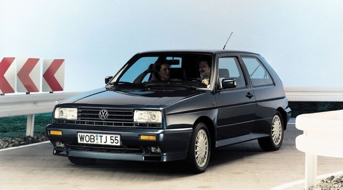 Kit carrosserie spectaculaire pour la VW Golf Rallye, ici en 1989, mais les jantes remplissent mal leurs passages de roue...5 000 unités seront produites, dont 600 pour la France, où elles auront du mal à trouver preneur;